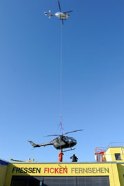 Anflug des Helikopters (√))
